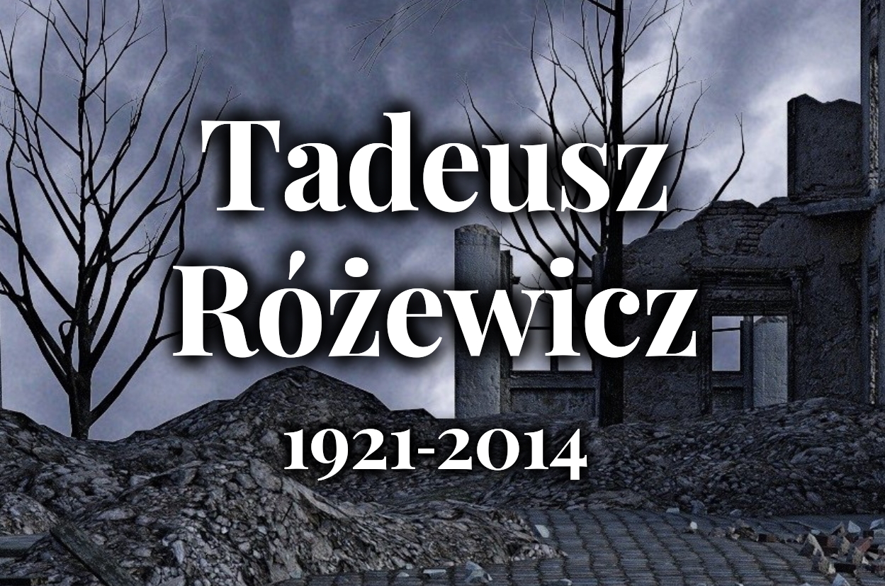 Biały napis: Tadeusz Różewicz 1921-2014. W tle widok zachmurzonego nieba, a na jego tle dwa drzewa pozbawione liści, ruiny budynków i gruzy znajdujące się an bruoiwanej nawierzchni.
