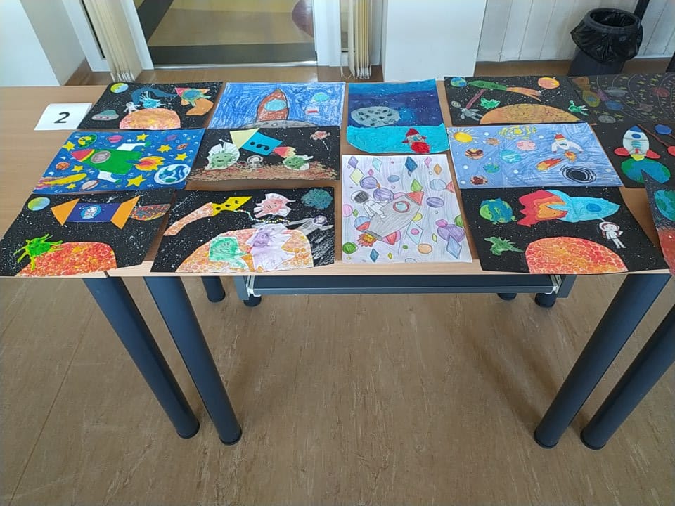 Na stoliku rozłożone prace plastyczne.