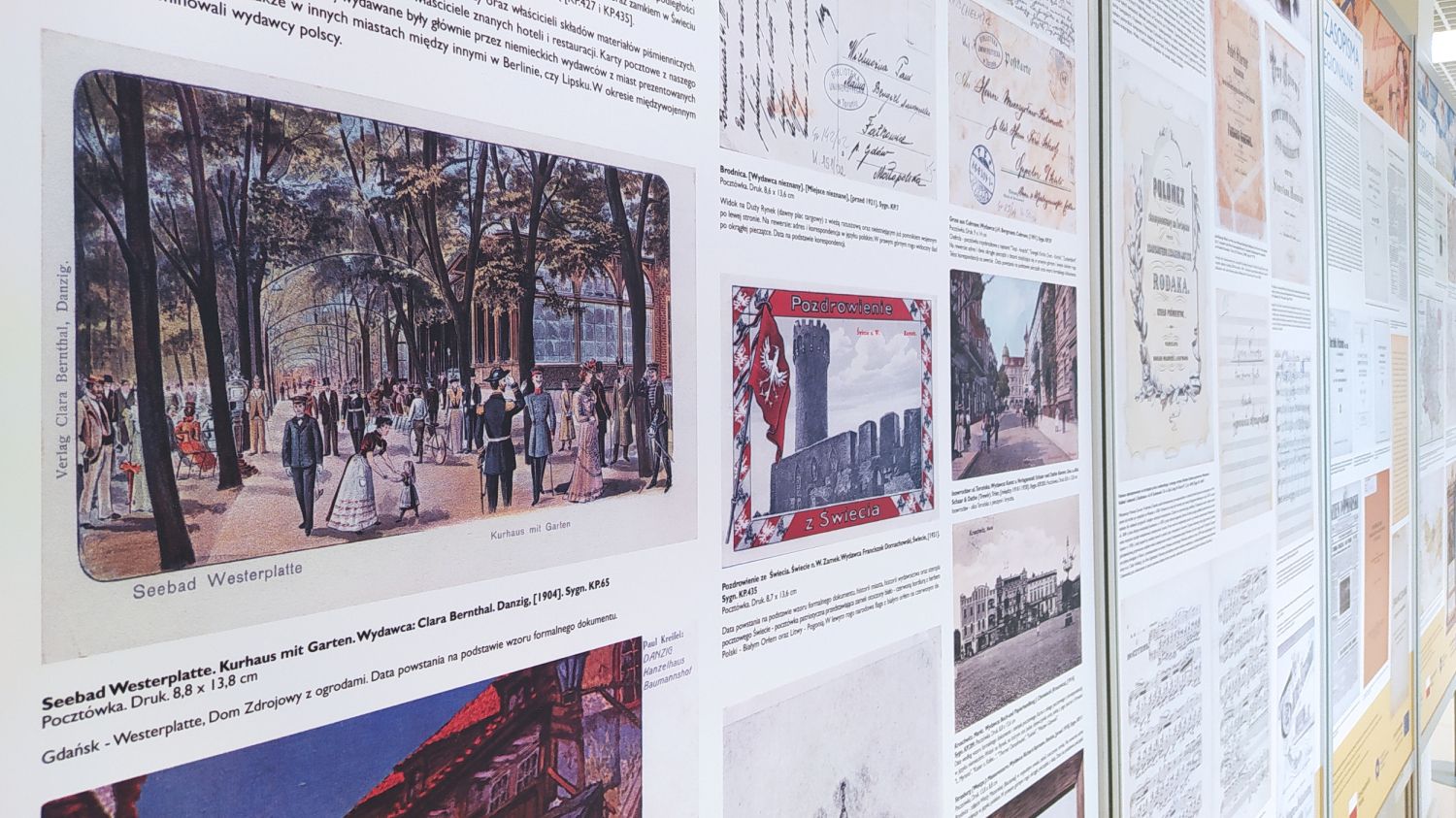 Stojące, kolorowe plansze dużego formatu, będące elementami wystawy prezentującej zasoby zdigitalizowane i opublikowane w Kujawsko-Pomorskiej Bibliotece Cyfrowej.