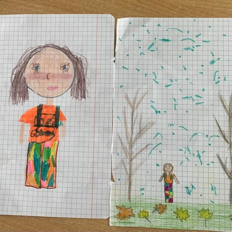 Dwa rysunki dziecięce, przedstawiające panią w kolorowym, sportowym stroju.