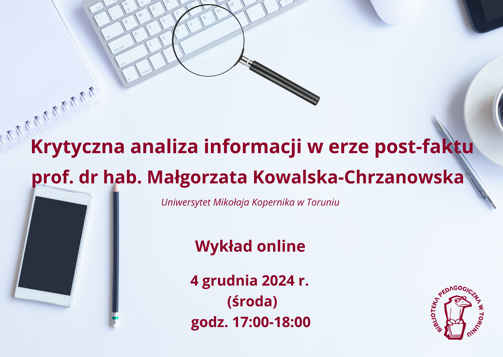 Plakat promujący wykład online w Bibliotece Pedagogicznej w Toruniu. Na szarym tle powyżej tekstu klawiatura, lupa, po prawej stronie smartfon i notatnik.