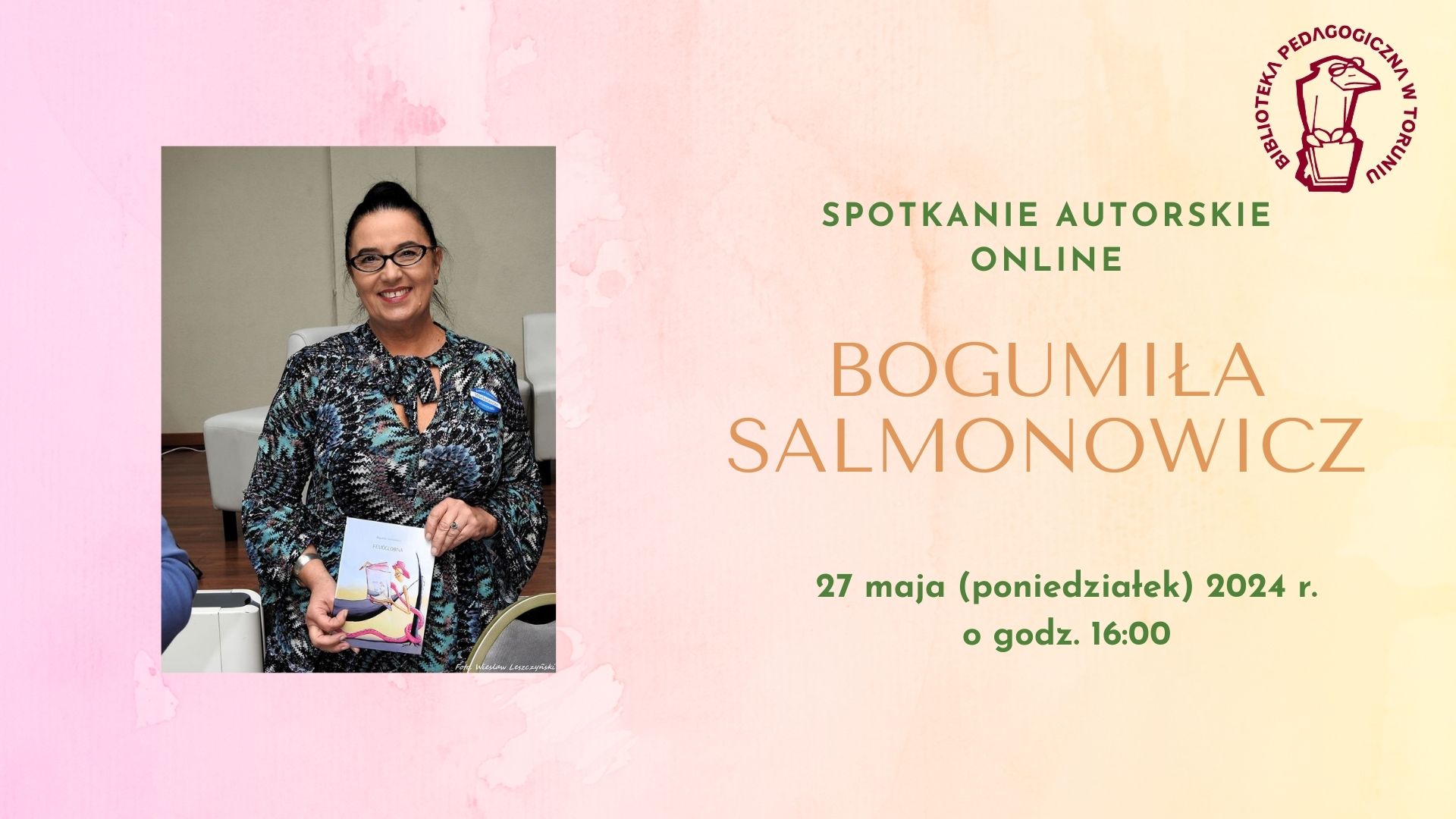 Zaproszenie na spotkanie autorskie online z Bogumiłą Salmonowicz, które odbędzie się 27 maja 2024 r. o godzinie 16:00. Po lewej stronie zdjęcie ciemnowłosej kobiety w okularach, trzymającej książkę.