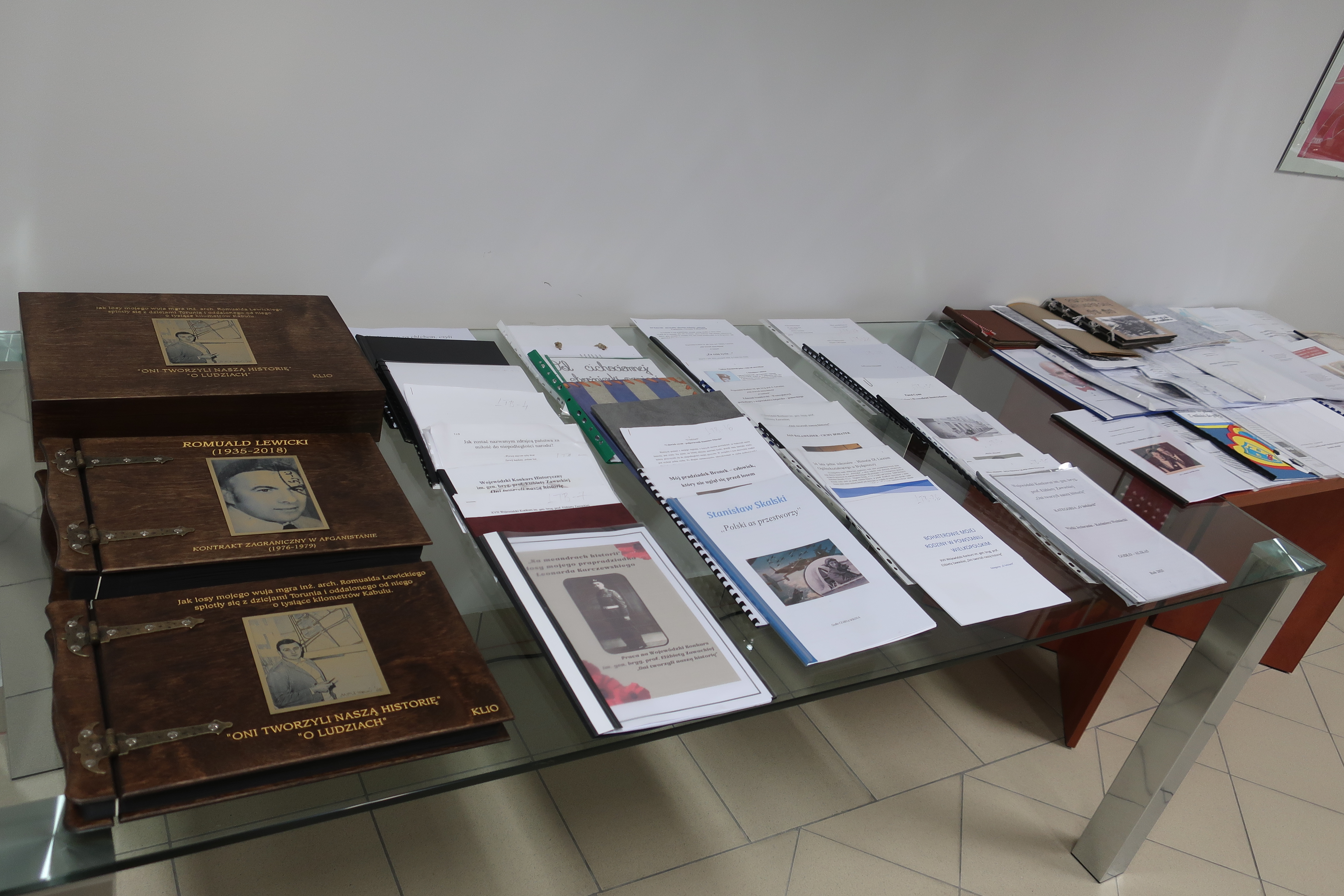 Fotografia, na gablotach lezą prace z&nbsp;VII konkursu im. Elzbiety Zawackiej