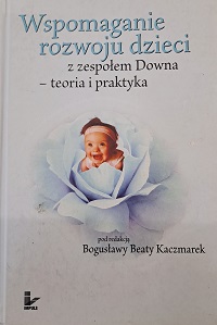 Okładka książki pt.: Wspomaganie rozwoju dzieci z zespołem Downa - teoria i praktyka. Na okładce, na jasnoniebieskim tle, fotografia uśmiechniętego niemowlęcia z zespołem Downa, schowanego w płatkach jasnoniebieskiego kwiatka.