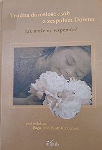 Okładka książki pt.: Trudna dorosłość osób z zespołem Downa. Jak możemy wspomóc? Na okładce, na beżowym tle prostokątna fotografia dziewczyny z zespołem Downa, wąchającej białe kwiaty.