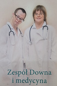 Okładka książki pt.: Zespół Downa i medycyna. Na okładce, zdjęcie dwóch młodych mężczyzn w fartuchach lekarskich, ze stetoskopami na szyjach.