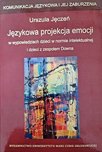 Okładka książki pt.: Językowa projekcja emocji w wypowiedziach dzieci w normie intelektualnej i dzieci z zespołem Downa. Na okładce, na bordowym tle prostokątna, kolorowa fotografia.