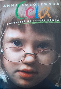 Okładka książki pt.: Cela. Odpowiedź na zespół Downa. Na okładce zdjęcie dziewczynki w okularach, chorującej na zespół Downa.