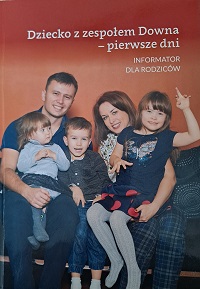 Okładka książki pt.: Dziecko z zespołem Downa - pierwsze dni. Informator dla rodziców. Na okładce, na czerwonym tle zdjęcie pięcioosobowej rodziny, rodzice trzymają na kolanach trójkę dzieci.